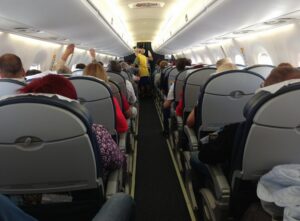 مقعد بجوار النافذة يتسبب بشجار عنيف بين راكبين روس